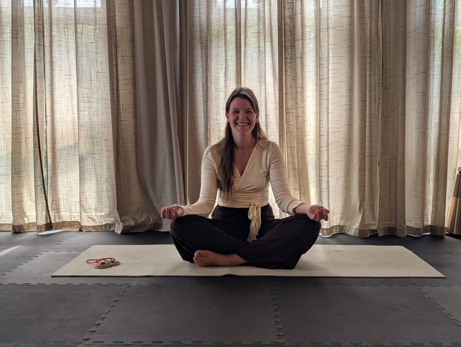 Stephanie mediterer i det private yogastudie i Vodskov